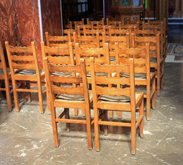 Grèce, chaises dans une église orthodoxe