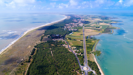 Fototapeta na wymiar Panorama aérien sur l'île de Noirmoutier, depuis sa pointe sud. Vendée, France