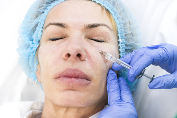 Cosmetic treatment with injection in a clinic 