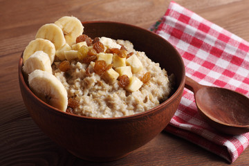  oatmeal with banana and raisins