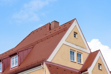 Schönes Reihenhaus vor blauem Himmel