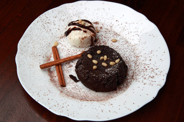 Шоколадный десерт с мороженым