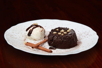 Шоколадный десерт с мороженым
