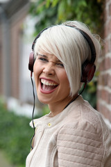 Frau mit Kopfhörer hört Musik