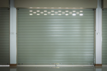 Fototapeta premium Aluminiowa metalowa brama roletowa w budynku magazynowym