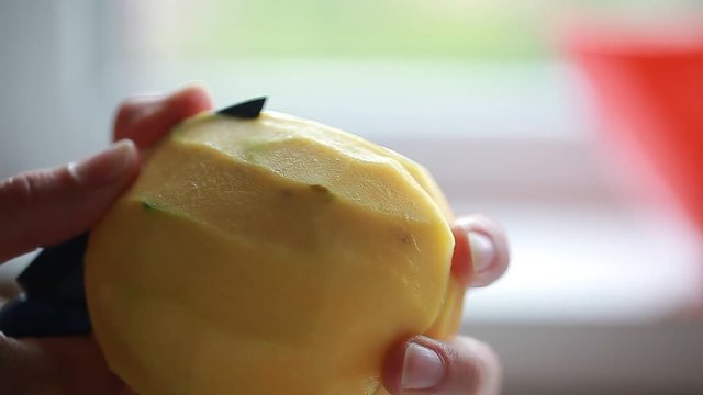 Mango cutting with a knife