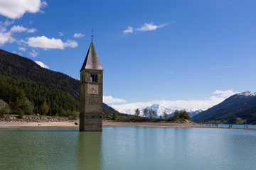 Kirchturm im Reschensee bei Graun im Vinschgau