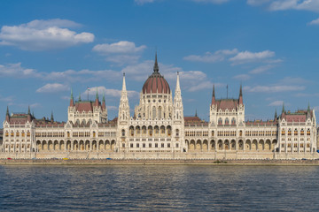 Fototapeta na wymiar Parlamentsgebäude in Budapest zwischen blauem Himmel und blauer Donau