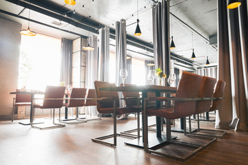 restaurant de style loft intérieur avec chaises en cuir