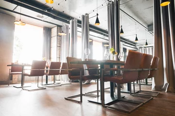 Papier Peint photo Lavable Restaurant restaurant de style loft intérieur avec chaises en cuir