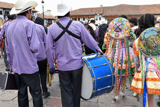 Musiciens et danseuses plaza de Armas à Cusco au Pérou