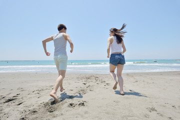 ビーチで走るカップル