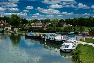 Fototapeta na wymiar Urlaubsfeeling mit Hausbooten, warmer, heller Sommertag an einer Schleuse bei Tanley am Canal de Bourgogne (F, Burgund)
