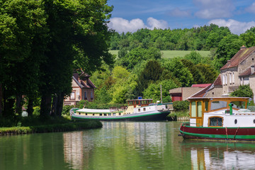 Fototapeta na wymiar F, Burgund, Idylle mit Hausbooten am Canal de Bourgogne bei Tanlay