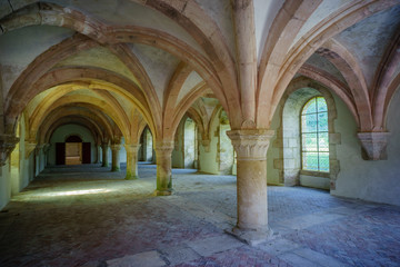 F, Burgund, Zisterzienserabtei Fontenay, UNESCO Welterbe, Blick in die Säulenhalle des Mönchssaals