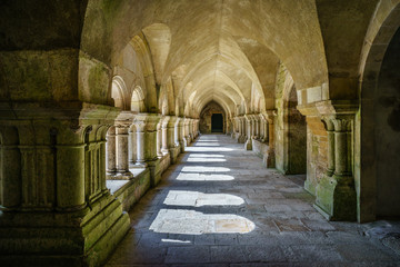 F, Burgund, Zisterzienserabtei Fontenay, Kreuzgang (Ostflügel)