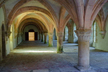 F, Burgund, Zisterzienserabtei Fontenay, Lichtspiel im Mönchssaal