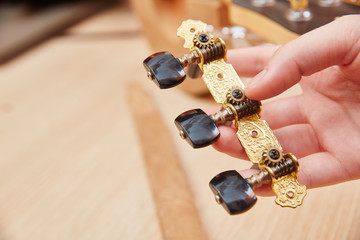 Saitenspanner zur Reparatur einer Gitarre