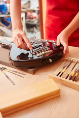Fototapeta premium Sorgfältige Instandsetzung einer E-Gitarre