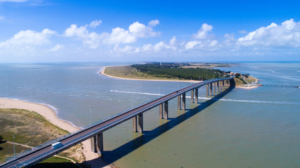 Photographie aérienne du pont de l'île de Noirmoutier, Vendée, France © altitudedrone