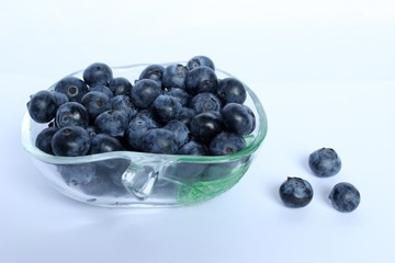 une portion de myrtille délicieuse et plein de vitamines sur fond blanc