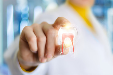 Layout of the tooth in the hand of the dentist .