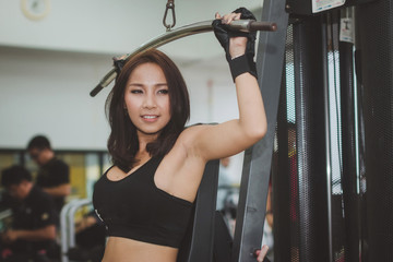 Fototapeta na wymiar beautiful fitness woman in the gym