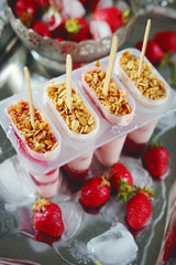 Frozen yoghurt popsicles with strawberries