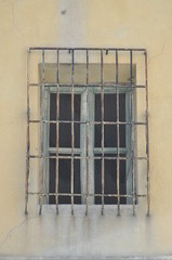Fototapeta na wymiar Vergittertes Fenster