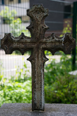 altes rostiges Eisenkreuz