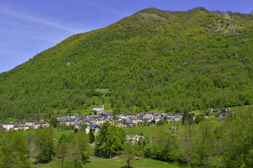 Fototapeta na wymiar Aulus les Bains (09140) dans ses montagnes verdoyantes des Pyrénées Ariégeoises, département de l'Ariège en région Occitanie, France