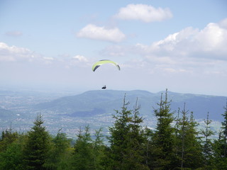 paralotnie w chmurach