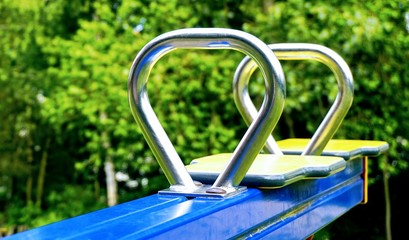 Blaue Wippe auf einem Spielplatz