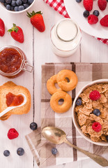 Breakfast with wholegrain cereals. 