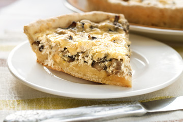 Chicken tart with mushrooms and cheese