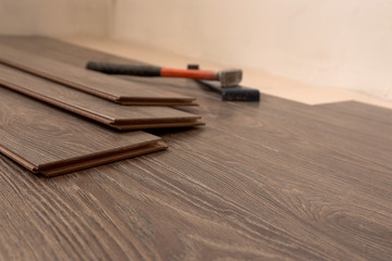 Laying a laminate under the color of a tree on the floor lie tools