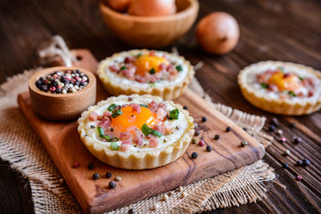 Baked egg and bacon tartlets