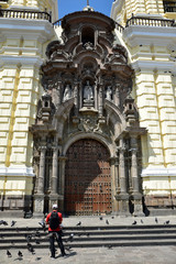 Portail baroque du monastère San Francisco à Lima au Pérou