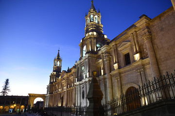 Fototapeta na wymiar Cathédrale coloniale plaza de Armas à Arequipa au Pérou