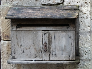 buzón de madera