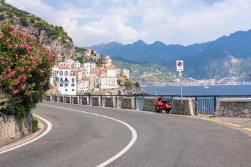 Selbstklebende Fototapeten Roller an der Straße an der Amalfiküste © mkos83
