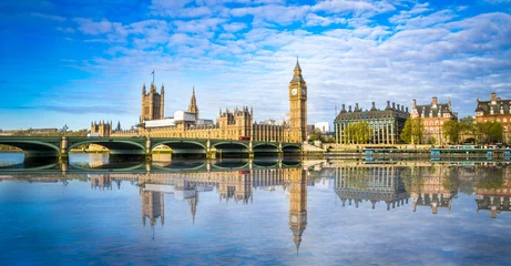 Raamstickers Big Ben en Westminster Parliament met wazige reflectie in Londen, Verenigd Koninkrijk op zonnige dag. © offcaania