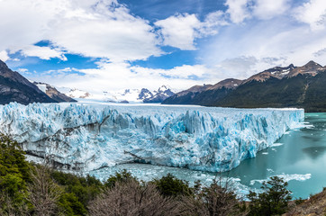 Obraz premium Panoramiczny widok na lodowiec Perito Moreno w Parku Narodowym Los Glaciares w Patagonii - El Calafate, Santa Cruz, Argentyna
