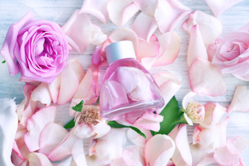 Obraz na płótnie Canvas Essential oil on rose petals