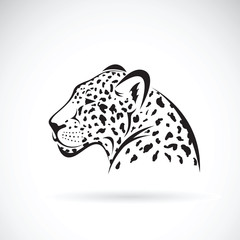 Naklejka premium Vector of a leopard on white background. Wild Animals.