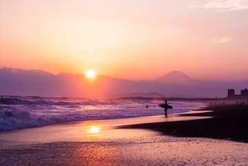 夕焼けの富士山とサーファー
