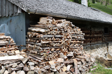 Brennholz an der Hütte