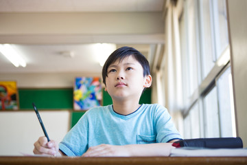 教室で勉強する男の子