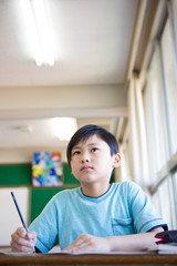 教室で勉強する男の子
