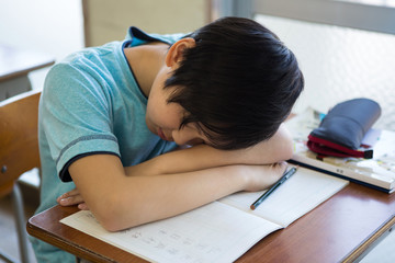 居眠りする男の子